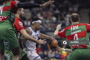 Michael Smith, de Nacional. Liga Uruguaya de Básquetbol. Antel Arena.