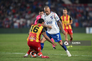 Eduardo Vargas, de Nacional. Torneo Intermedio. Estadio Gran Parque Central.