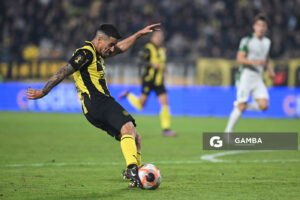 Javier Cabrera, de Peñarol. Torneo Intermedio. Estadio Campeón del Siglo.