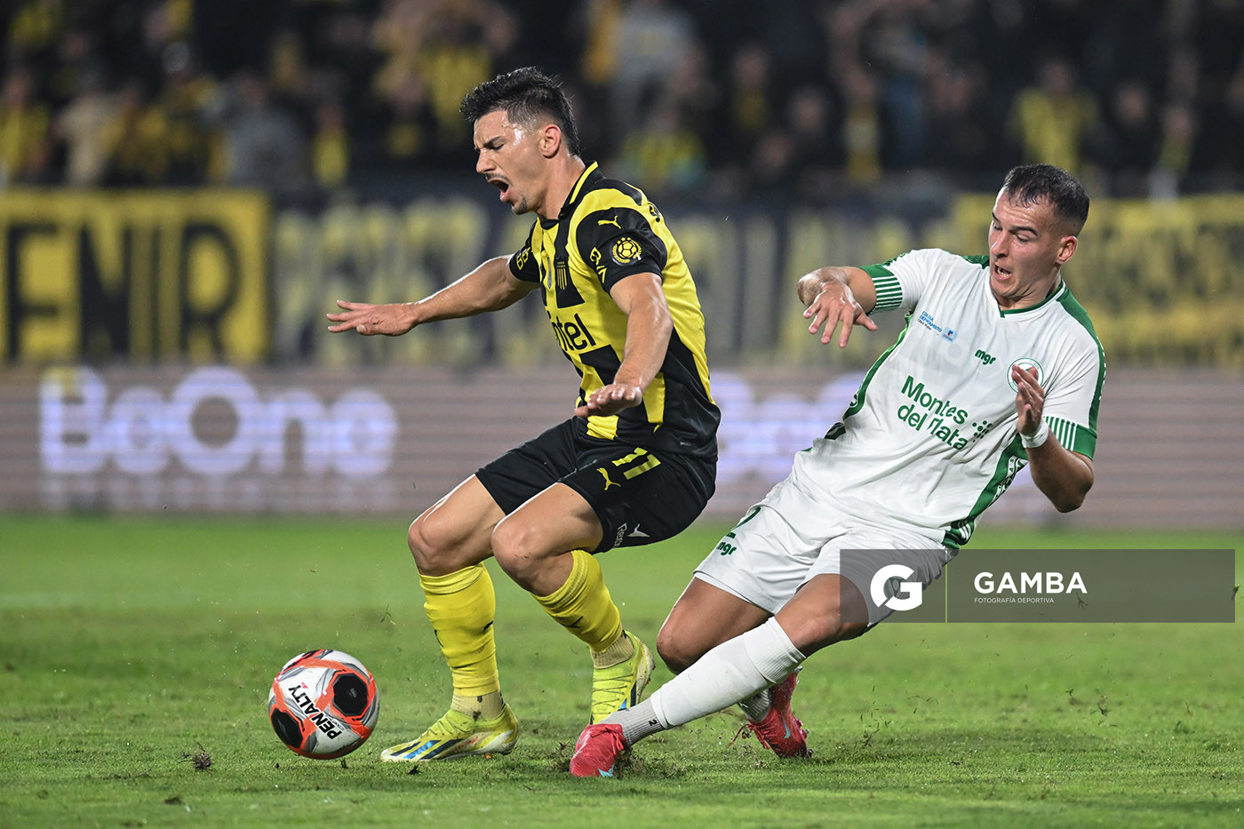 Maximiliano Silvera, de Peñarol. Máximo Lorenzi, de Plaza Colonia. Torneo Intermedio. Estadio Campeón del Siglo.