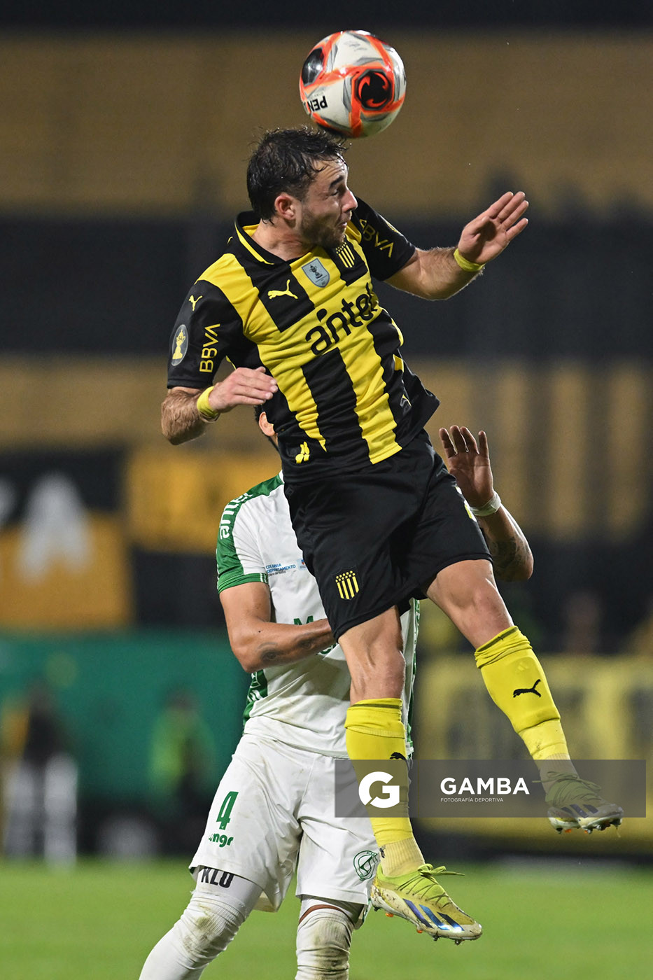 Pedro Milans, de Peñarol. Torneo Intermedio. Estadio Campeón del Siglo.