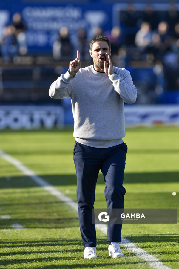 Joaquín Papa, director técnico de Liverpool. Torneo Intermedio. Estadio Belvedere.