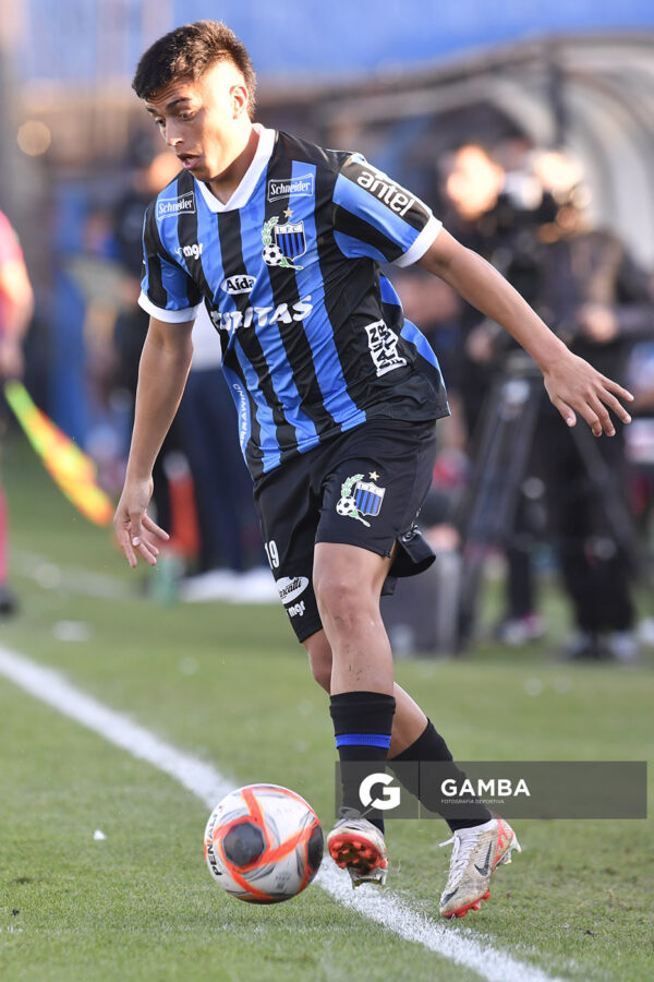 Ezequiel Forclaz, de Liverpool. Torneo Intermedio. Estadio Belvedere.