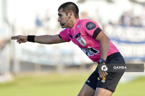 Javier Feres, árbitro central. Torneo Intermedio. Estadio Belvedere.