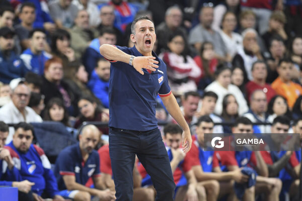 Álvaro Ponce, director técnico de Nacional. Liga Uruguaya de Básquetbol. Antel Arena.