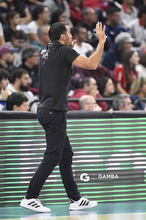 Germán Cortizas, director técnico de Aguada. Liga Uruguaya de Básquetbol. Antel Arena.