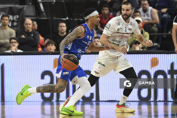 Michael Smith, de Nacional. Liga Uruguaya de Básquetbol. Antel Arena.