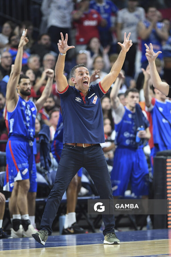 Álvaro Ponce, director técnico de Nacional. Liga Uruguaya de Básquetbol. Antel Arena.
