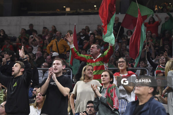 Hinchas de Aguada. Liga Uruguaya de Básquetbol. Antel Arena.