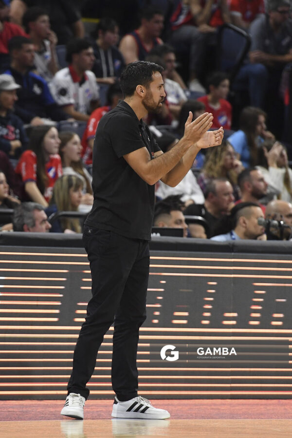 Germán Cortizas, director técnico de Aguada. Liga Uruguaya de Básquetbol. Antel Arena.