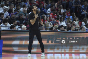 Germán Cortizas, director técnico de Aguada. Liga Uruguaya de Básquetbol. Antel Arena.