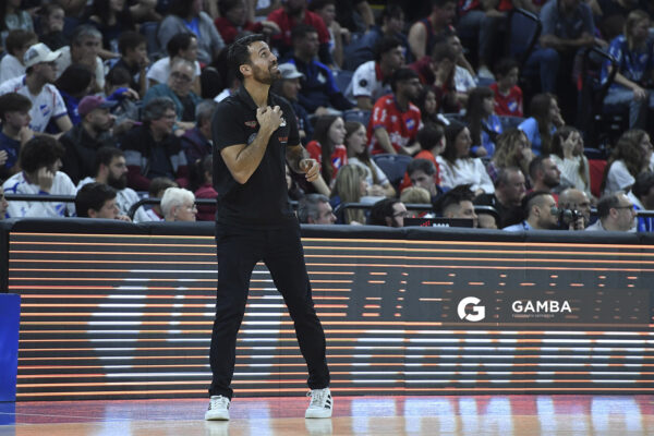 Germán Cortizas, director técnico de Aguada. Liga Uruguaya de Básquetbol. Antel Arena.
