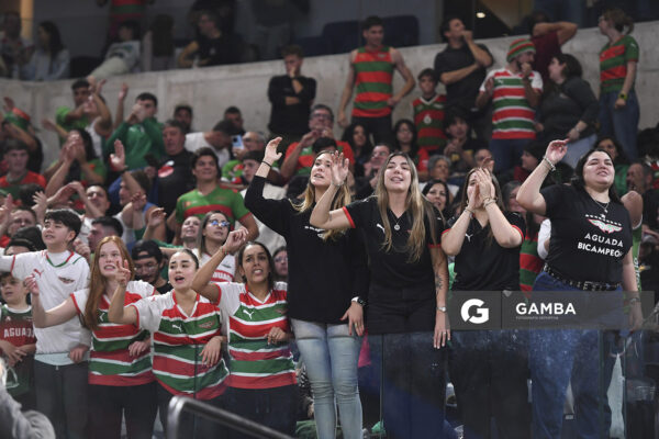 Hinchas de Aguada. Liga Uruguaya de Básquetbol. Antel Arena.