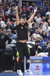 Germán Cortizas, director técnico de Aguada. Liga Uruguaya de Básquetbol. Antel Arena.