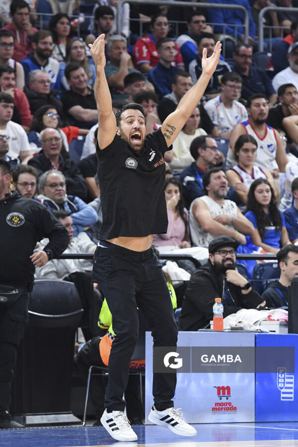Germán Cortizas, director técnico de Aguada. Liga Uruguaya de Básquetbol. Antel Arena.