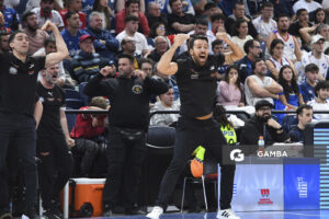 Germán Cortizas, director técnico de Aguada. Liga Uruguaya de Básquetbol. Antel Arena.