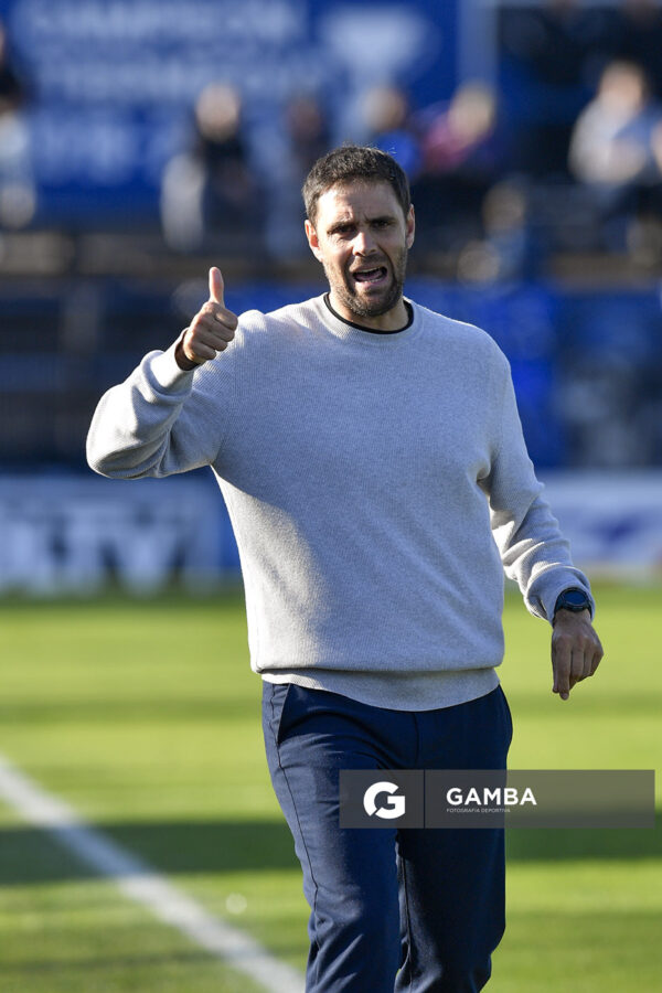 Joaquín Papa, director técnico de Liverpool. Torneo Intermedio. Estadio Belvedere.