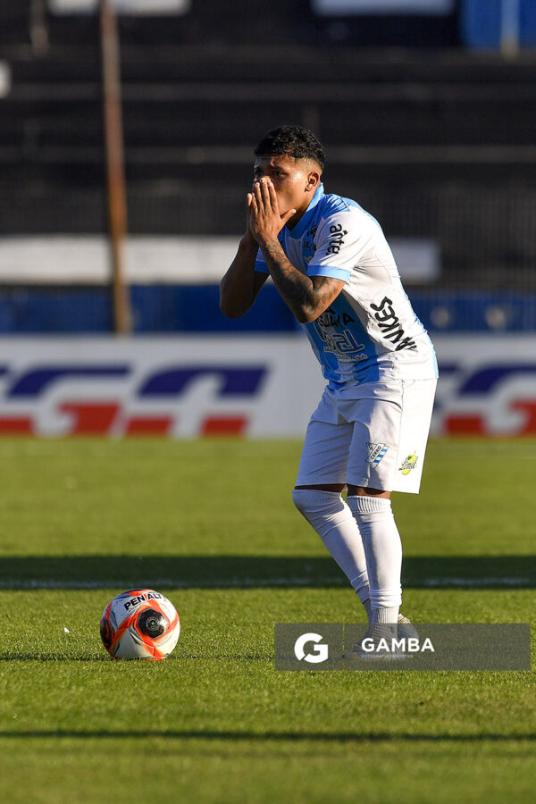 Enrique Almeida, de Cerro. Torneo Intermedio. Estadio Belvedere.