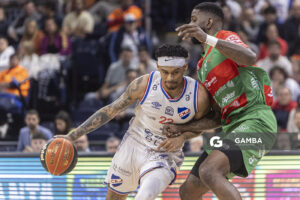 Michael Smith, de Nacional. Liga Uruguaya de Básquetbol. Antel Arena.