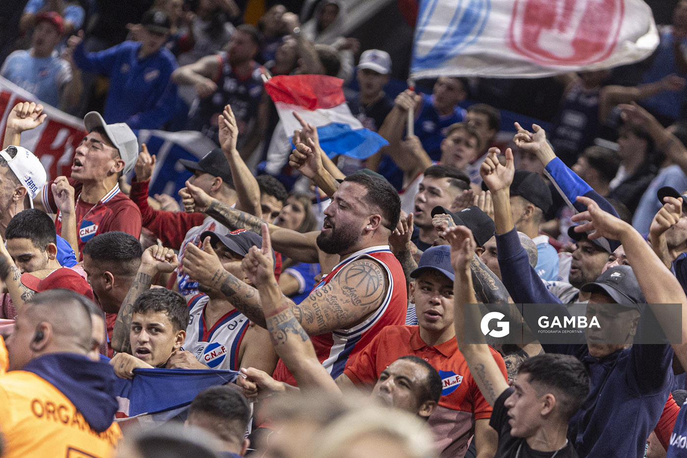 Hinchas de Nacional. Liga Uruguaya de Básquetbol. Antel Arena.