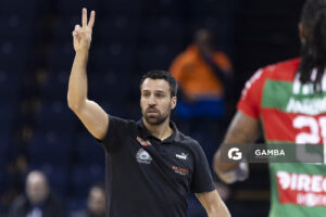 Germán Cortizas, director técnico de Aguada. Liga Uruguaya de Básquetbol. Antel Arena.