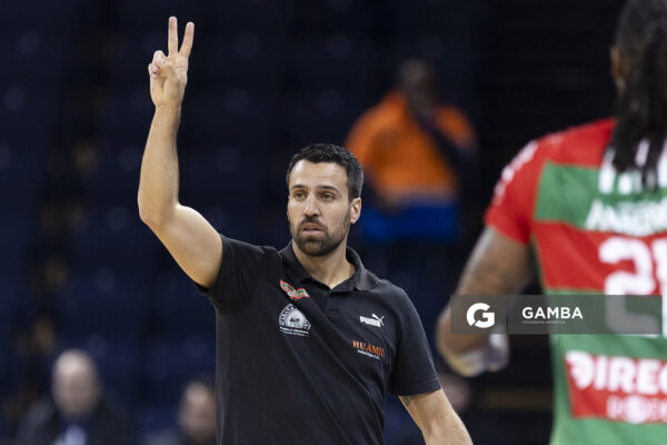 Germán Cortizas, director técnico de Aguada. Liga Uruguaya de Básquetbol. Antel Arena.