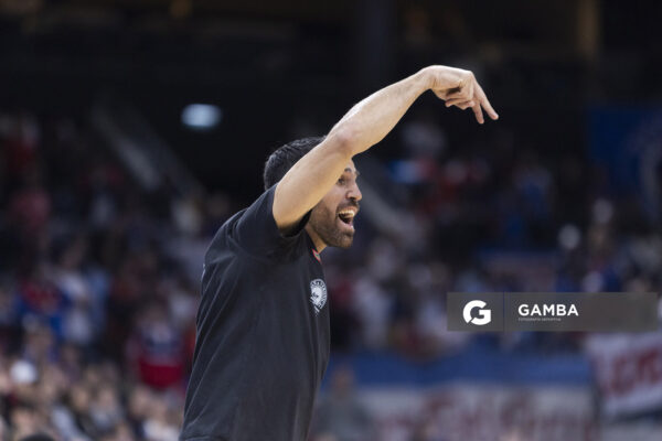 Germán Cortizas, director técnico de Aguada. Liga Uruguaya de Básquetbol. Antel Arena.