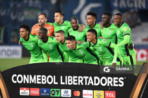 Jugadores titulares de Atlético Nacional. Copa Conmebol Libertadores. Estadio Gran Parque Central.
