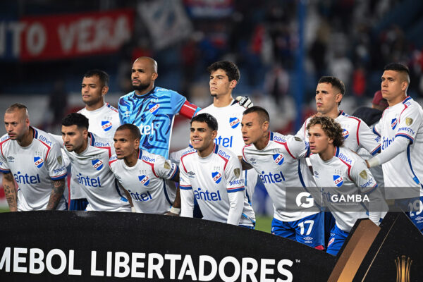 Jugadores titulares de Nacional. Copa Conmebol Libertadores. Estadio Gran Parque Central.