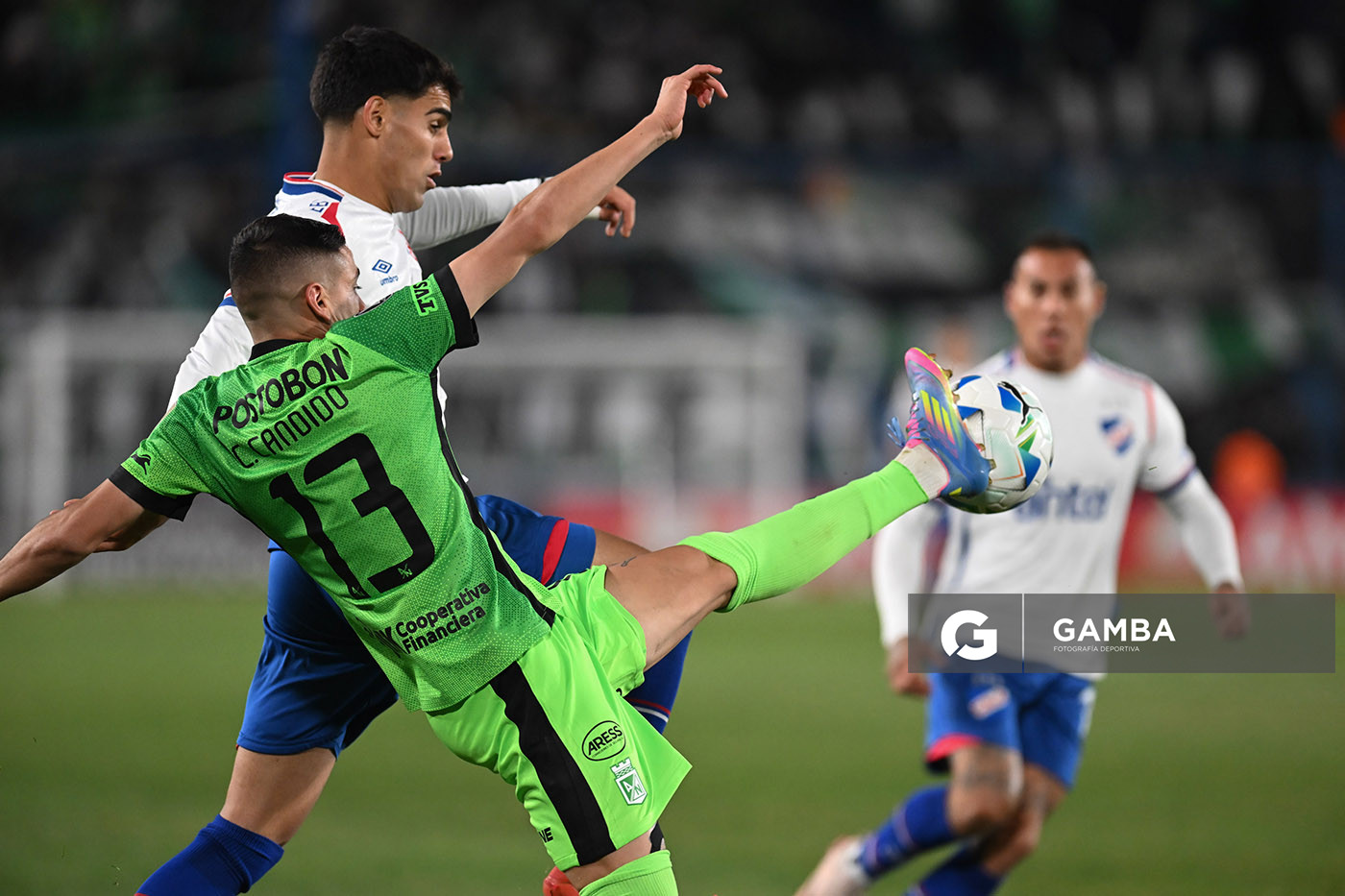 Camilo Cándido, de Atlético Nacional. Lucas Villalba, de Nacional. Copa Conmebol Libertadores. Estadio Gran Parque Central.