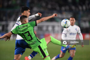 Camilo Cándido, de Atlético Nacional. Lucas Villalba, de Nacional. Copa Conmebol Libertadores. Estadio Gran Parque Central.
