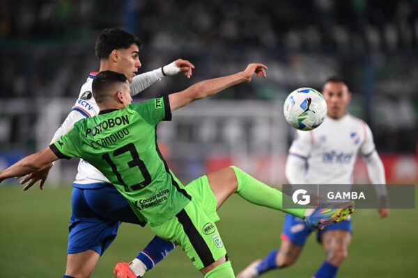 Camilo Cándido, de Atlético Nacional. Lucas Villalba, de Nacional. Copa Conmebol Libertadores. Estadio Gran Parque Central.