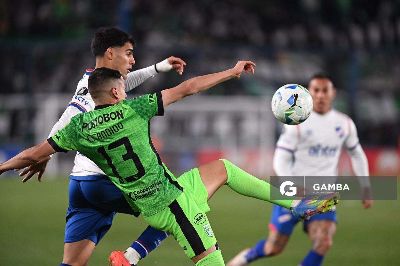 Camilo Cándido, de Atlético Nacional. Lucas Villalba, de Nacional. Copa Conmebol Libertadores. Estadio Gran Parque Central.