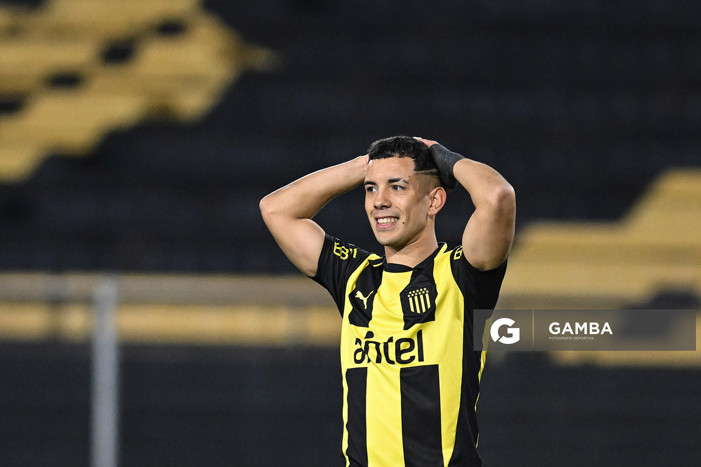 Leonardo Fernández, de Peñarol. Copa Conmebol Libertadores. Estadio Campeón del Siglo.