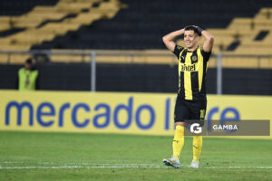 Leonardo Fernández, de Peñarol. Copa Conmebol Libertadores. Estadio Campeón del Siglo.