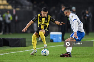 Leonardo Fernández, de Peñarol. Copa Conmebol Libertadores. Estadio Campeón del Siglo.