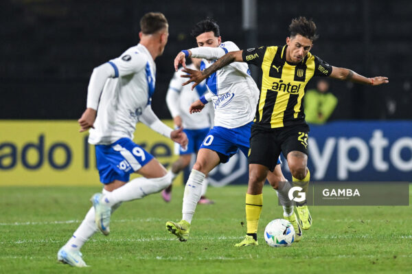Damián Suárez, de Peñarol. Copa Conmebol Libertadores. Estadio Campeón del Siglo.