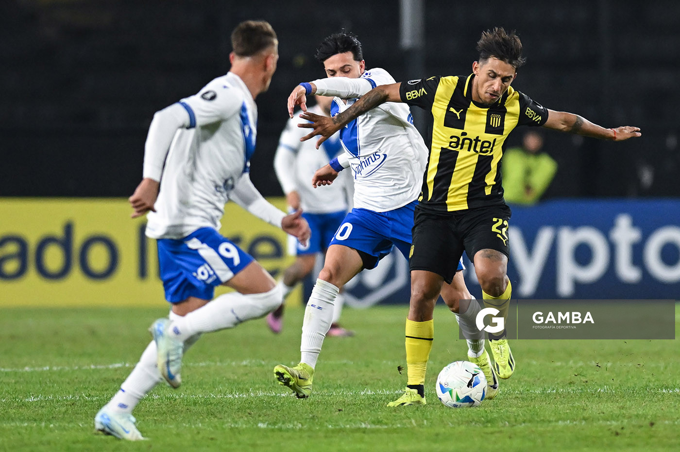 Damián Suárez, de Peñarol. Copa Conmebol Libertadores. Estadio Campeón del Siglo.
