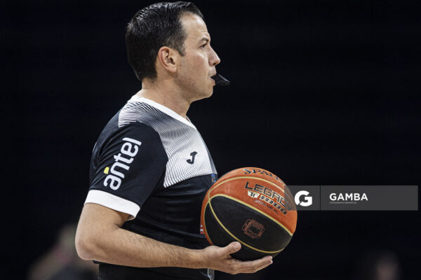 Andrés Bartel, árbitro. Liga Uruguaya de Básquetbol. Antel Arena.