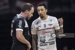Andrés Lauhle, árbitro. Donald Sims, de Aguada. Liga Uruguaya de Básquetbol. Antel Arena.