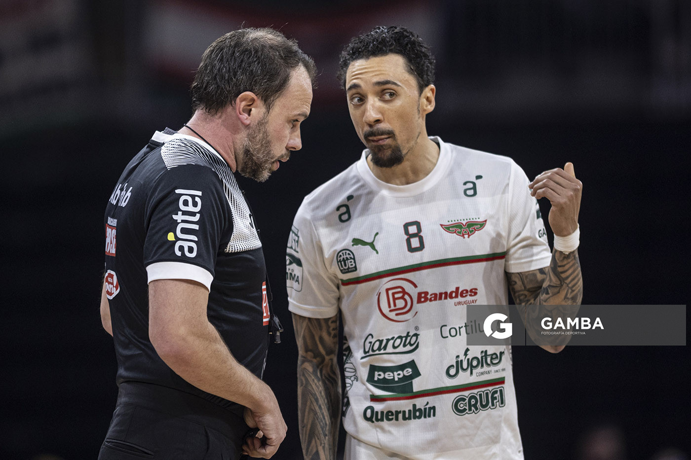 Andrés Lauhle, árbitro. Donald Sims, de Aguada. Liga Uruguaya de Básquetbol. Antel Arena.