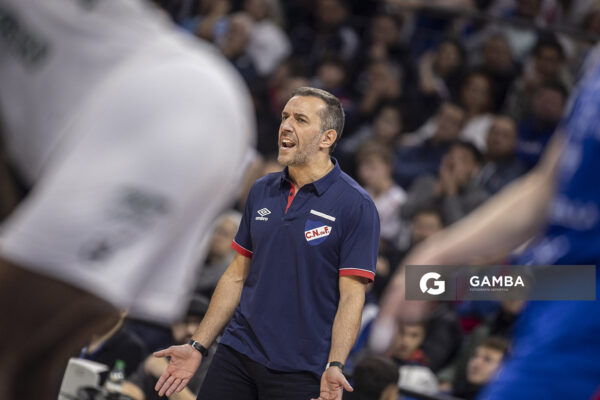 Álvaro Ponce, director técnico de Nacional. Liga Uruguaya de Básquetbol. Antel Arena.