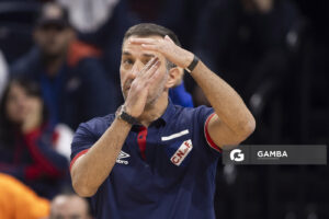 Álvaro Ponce, director técnico de Nacional. Liga Uruguaya de Básquetbol. Antel Arena.