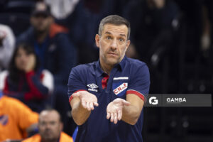 Álvaro Ponce, director técnico de Nacional. Liga Uruguaya de Básquetbol. Antel Arena.