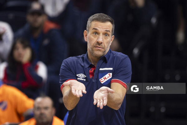 Álvaro Ponce, director técnico de Nacional. Liga Uruguaya de Básquetbol. Antel Arena.