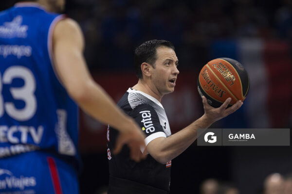 Andrés Bartel, árbitro. Liga Uruguaya de Básquetbol. Antel Arena.