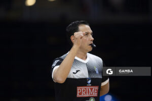 Andrés Bartel, árbitro. Liga Uruguaya de Básquetbol. Antel Arena.