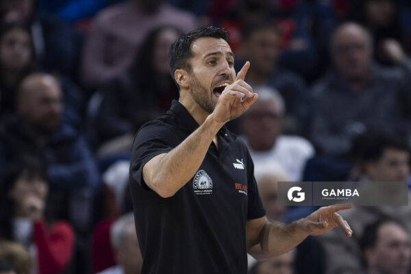 Germán Cortizas, director técnico de Aguada. Liga Uruguaya de Básquetbol. Antel Arena.