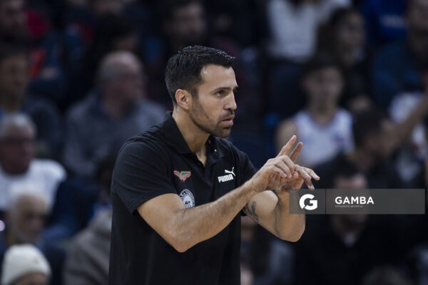 Germán Cortizas, director técnico de Aguada. Liga Uruguaya de Básquetbol. Antel Arena.