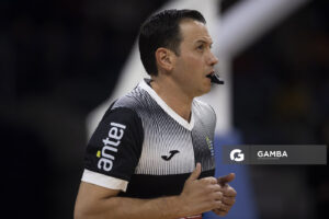 Andrés Bartel, árbitro. Liga Uruguaya de Básquetbol. Antel Arena.
